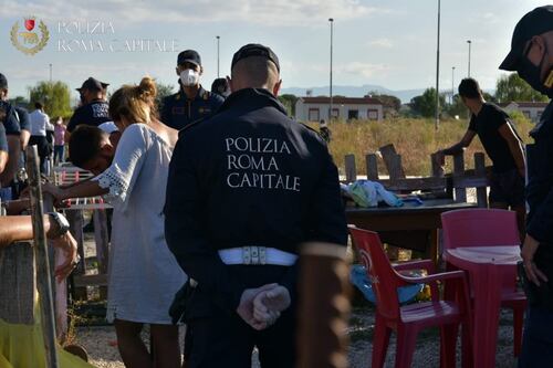 Roma, sgomberato il campo nomadi La Barbuta. Ai rom case dal Comune
