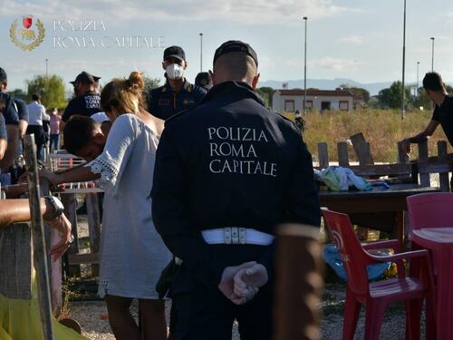 Roma, sgomberato il campo nomadi La Barbuta. Ai rom case dal Comune