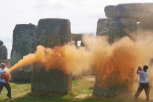 Stonehenge, gli ambientalisti colpiscono pure il sito archeologico: "Vernice arancione"