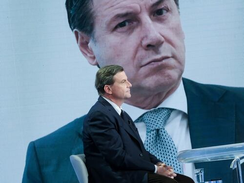 Conte prova ad attaccare Meloni. E Calenda lo demolisce: malafede e vergogna