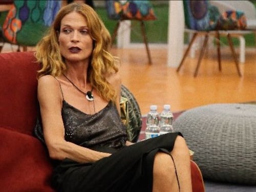 Walter Nudo spietato. E Jane Alexander si sente male
