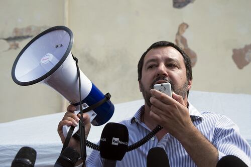 Stop Equitalia, vitalizi e immigrati: 200mila firme in un giorno. Matteo Salvini: è l'avviso di sfratto al governo