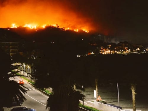 Incendio sulle colline in Liguria. Fiamme in autostrada e case evacuate
