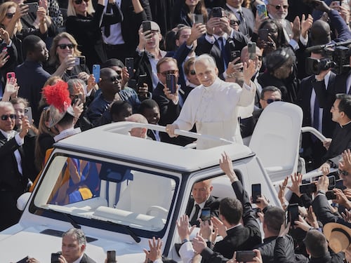 Papa Leone XIV, l’intronizzazione a San Pietro. Leader in piazza, il Pontefice riceve il Pallio e l'Anello