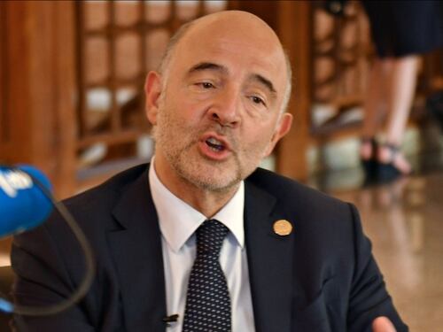L'Ue prende a schiaffi l'Italia: "Una deviazione senza precedenti"