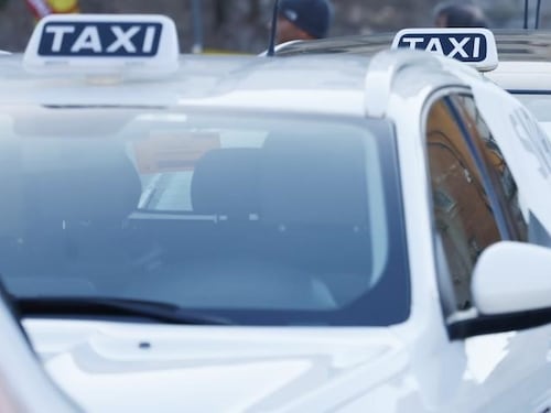 Roma, i taxi non si trovano ma il prezzo sale: ecco le nuove tariffe