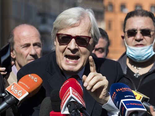 Grillini svalutati peggio dei Bitcoin, Sgarbi fulmina l'accordo M5s-Casaleggio