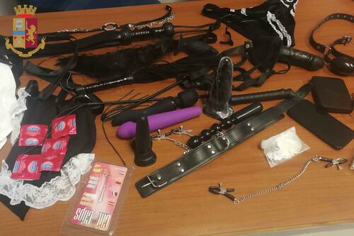 Sesso, droga e bondage: ventenni indotte a prostituirsi dal personal trainer. Arrestato