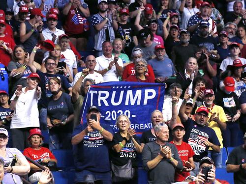Donald Trump show: kung-flu e gaffe sui test. Ma a Tulsa è mezzo flop