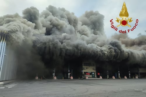 Roma, torna l’incubo dell’emergenza rifiuti dopo l’incendio a Malagrotta