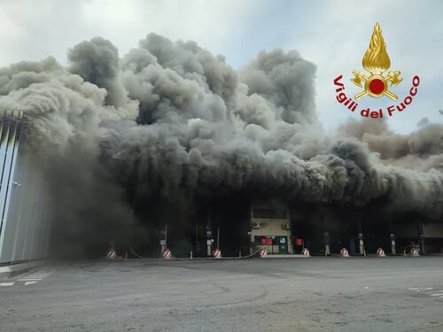 Roma, torna l’incubo dell’emergenza rifiuti dopo l’incendio a Malagrotta