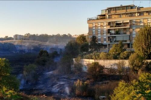 Parco in fiamme al Nuovo Salario, residenti barricati in casa