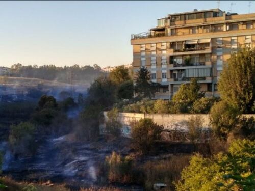 Parco in fiamme al Nuovo Salario, residenti barricati in casa