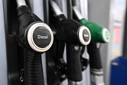 Iran, prezzi del petrolio in discesa. Attesa riduzione nei carburanti