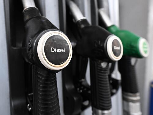 Iran, prezzi del petrolio in discesa. Attesa riduzione nei carburanti