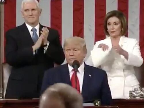 Donald Trump non le dà la mano, Nancy Pelosi si vendica alle sue spalle