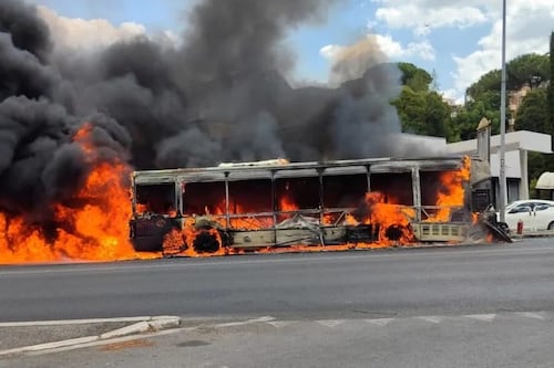 Paura in via Flaminia-Corso Francia, ancora un autobus in fiamme