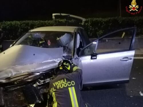 Schianto tremendo sul Gra. Donna estratta dalle lamiere della sua auto