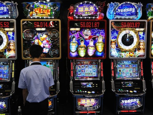 Lasciano il figlio in auto per giocare alle slot machine