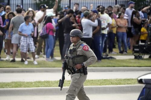 Texas, sparatoria con morti e feriti. Scatta la caccia al killer