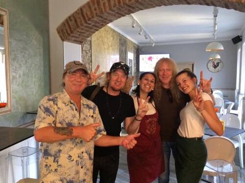 Sorpresa a Somma Lombardo, gli Iron Maiden si presentano al bar per guardare l'Inghilterra in tv