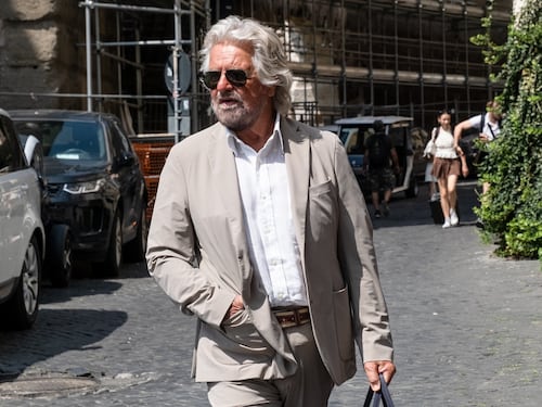 Grillo torna in campo e affonda il M5S di Conte: “Si sono montati la testa”. Le bordate