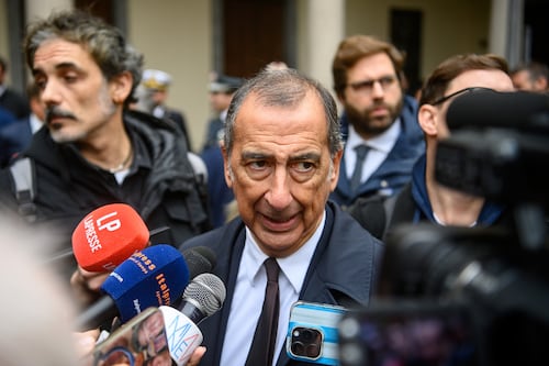 Milano, l'assessore interrompe un servizio su una donna assassinata perché deve parlare il sindaco Sala...