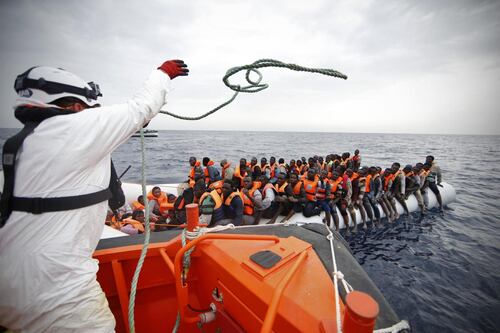 L'Italia batte i pugni con l'Ue: "Chiudiamo i porti alle navi straniere"