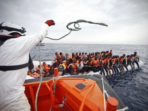 L'Italia batte i pugni con l'Ue: "Chiudiamo i porti alle navi straniere"
