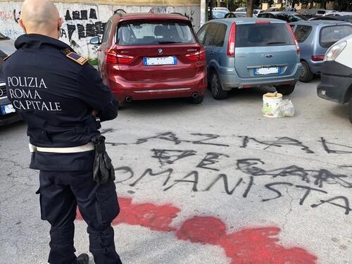"Anna Frank da laziale a romanista", scritte come insulti da stadio a Garbatella