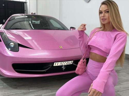 Taylor Mega in Ferrari rosa. L'influencer incanta tutti