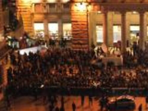Insulti e osanna: la piazza stuzzica Silvio