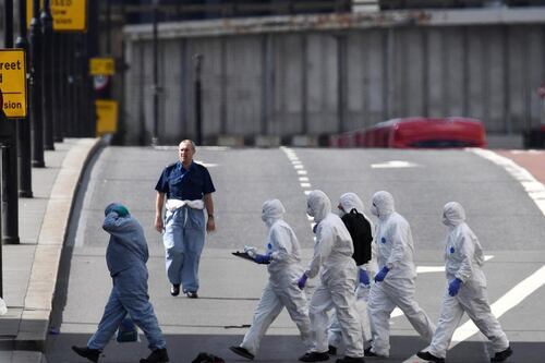 Terrore a Londra, furgone sulla folla e coltellate ai passanti: sette morti