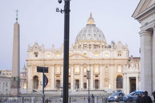 Nella basilica di San Pietro cadono calcinacci: paura tra i turisti