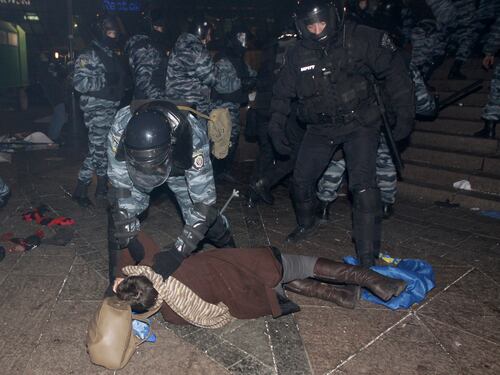 Ucraina: la polizia carica i manifestanti europeisti a Kiev