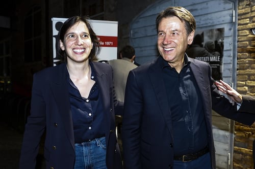 Primarie, da cinema Lavitola a cinema Pd-M5S. L’opposizione non ne azzecca una