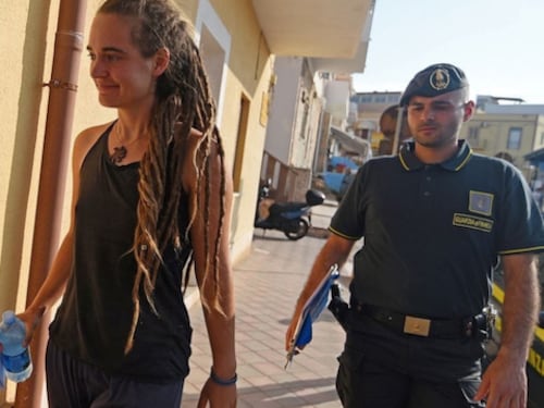 Sea Watch, la capitana risponde al Gip: credevo che la motovedetta si spostasse