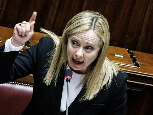 Il primo scontro Meloni-Schlein si gioca sul salario minimo: batosta per il Pd