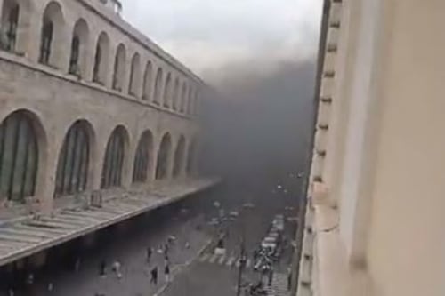 Roma, incendio Termini. L'incredibile nuvola nera terrorizza i romani