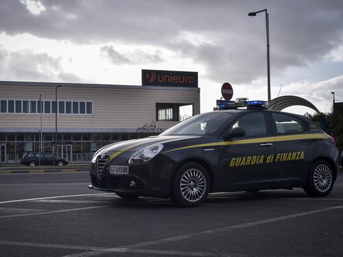 Trasportavano in auto 1,2 milioni in contanti, denunciati due romani