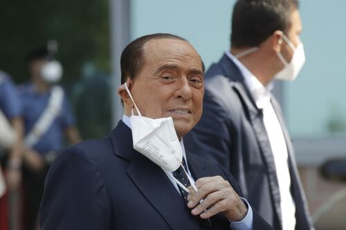 Berlusconi ha ancora il Covid: "Il virus non mi lascia". Ma ora è asintomatico