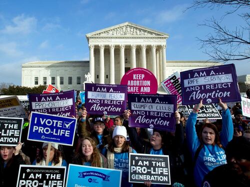 L'exit strategy di Donald Trump: marcia contro l'aborto e sfida l'impeachment