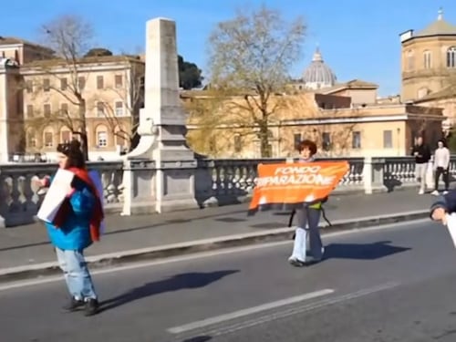 Roma, blitz degli attivisti che bloccano la maratona. “Emergenza siccità incredibile”