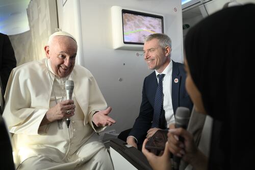 Panico in Vaticano. La svolta "meloniana" del Papa manda in tilt la Cei