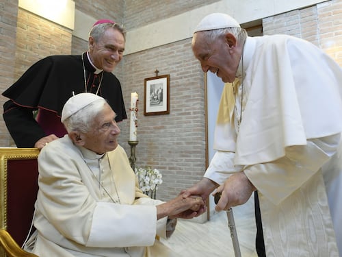 Ore di angoscia per Papa Benedetto XVI: il Vaticano discute il protocollo per le esequie