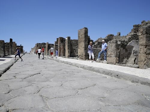 Portano jella, e i ladri restituiscono i reperti a Pompei