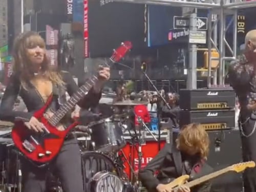 Maneskin, concerto a sorpresa a New York. Così la folla invade la piazza
