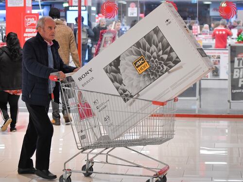 Black Friday, 16 milioni di italiani pronti all'assalto (ma quasi solo online)