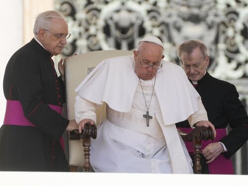 Che cosa ha il Papa: febbre e udienze cancellate. Parolin: "È stanco"