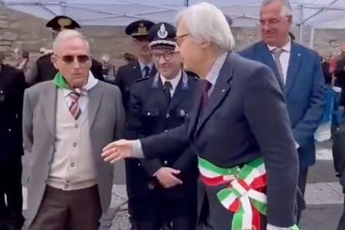 Caso Anpi, ira Farinetti: "Uomo piccolo e rancoroso". E Sgarbi mostra il messaggio